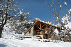 Casa e giardino sotto la neve